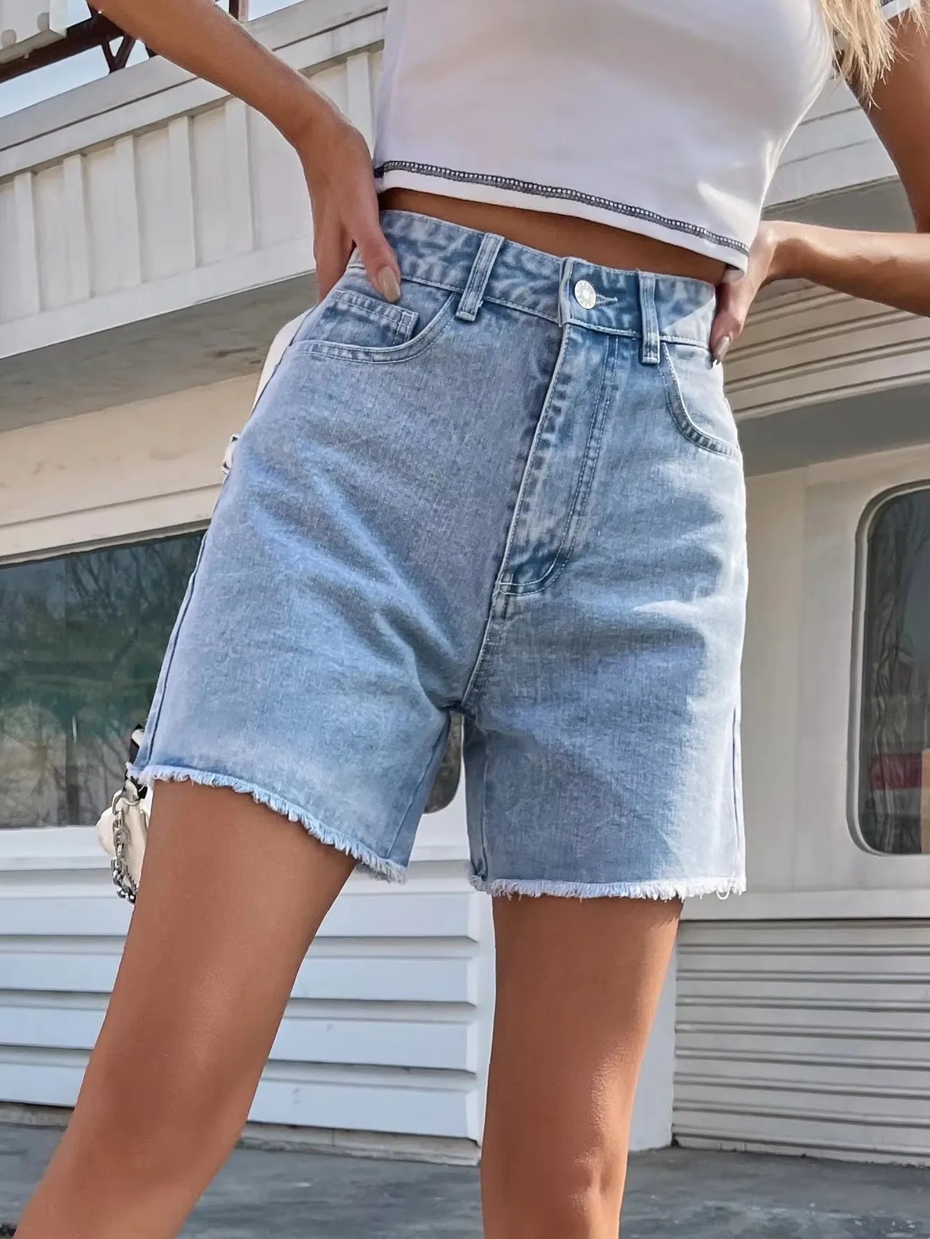 Loose, fashionable, versatile and casual women's denim shorts with high waist and slim fit